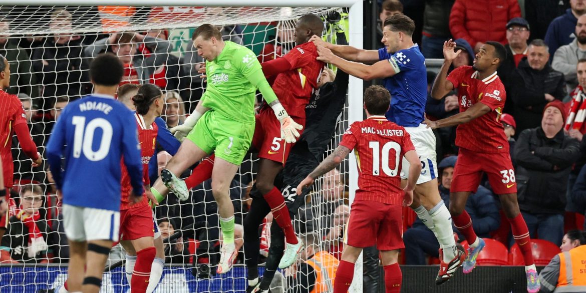 Fewer touches than Pickford: Moyes must axe Everton's 5/10 "Liverpool fan"